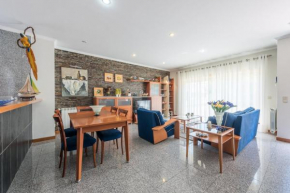 GuestReady - Parrot in the Lilies (Free Parking)